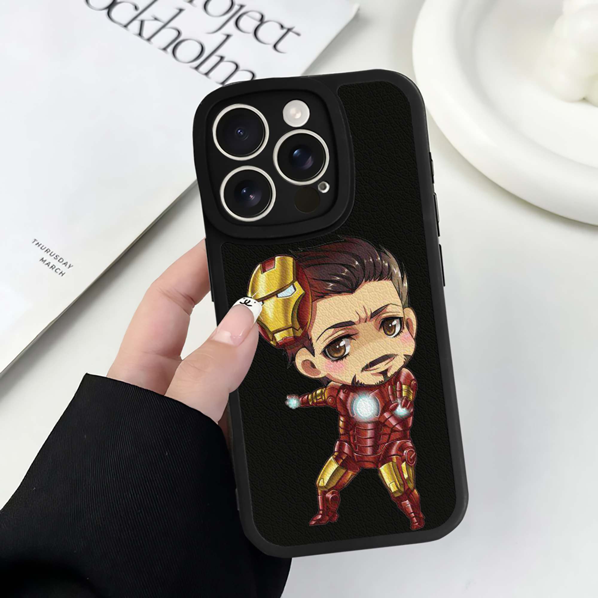 （画像用） アベンジャーズ The Avengers 【iPhone 16シリーズ対応】シリコンスマホケース（レザー調） 材質：シリコン